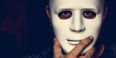 Kameraya bakarak maskesi ile anonim