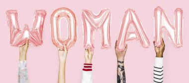 Kadın balonlar kelime gösteren eller