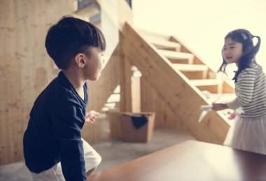 Kavram oynayan Japon çocuklar