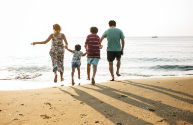 Asya Aile kumsalda oynarken