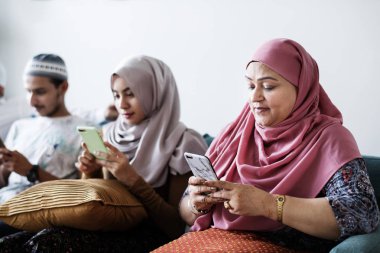 Müslüman arkadaşlarım telefonlarda sosyal ortam kullanırken