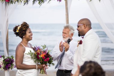 Mutlu gelin ve damat düğün töreninde bir tropik ada