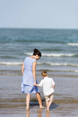 Anne ve oğlu plajda soğutma