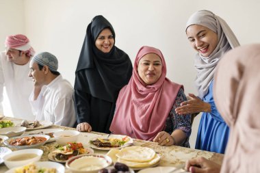 Müslüman bir aile Ramazan ziyafeti çekiyor