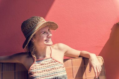 genç kadın güneşte rahatlatıcı