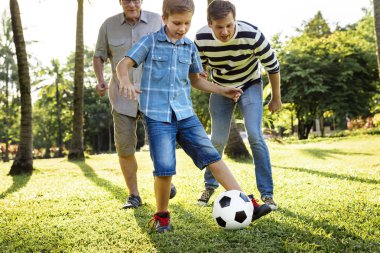 Bahçede futbol oynarken aile