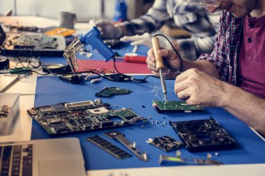Elektronik devre kartı kalay lehim el