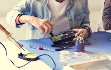 Bilgisayarınızın sabit diski tornavidayla elleriyle closeup