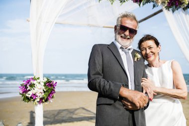 Olgun çift sahilde evleniyor