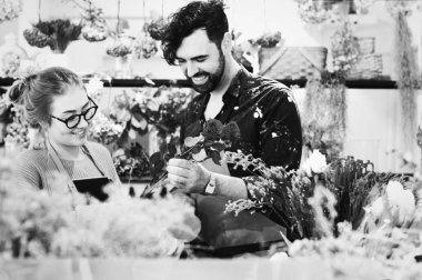 Çiçekçi Çiçek buketi birlikte yapma