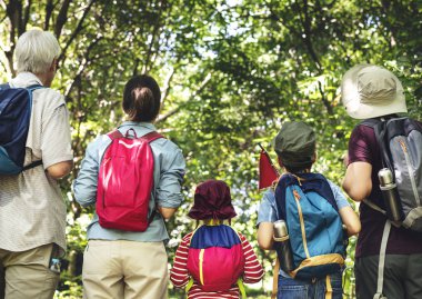 Arkadan görünüm üzerinde bir ormandaki aile hiking