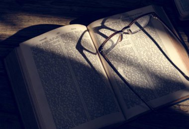 İncil ve gözlük, çeşitli dini ateş 