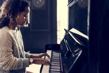 Bir piyano çalan kadın