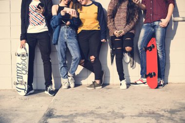 Grup Genç arkadaşlar açık havada yaşam tarzı ve sosyal medya kavramı