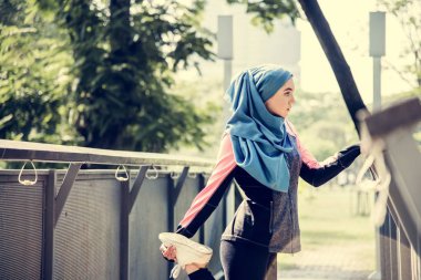 Egzersiz yaptıktan sonra parkta uzanan islam kadın