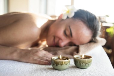 Kadının bir rahatlatıcı bir spa merkezinde masaj