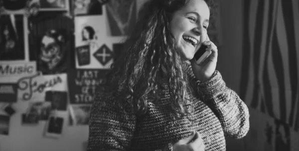 Adolescente Falando Telefone Quarto — Fotografia de Stock