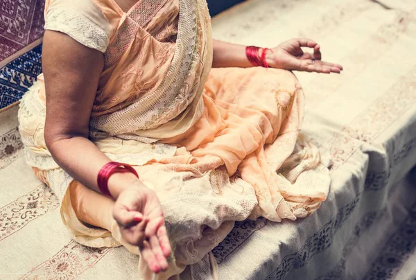 Una Donna Indiana Meditante — Foto Stock