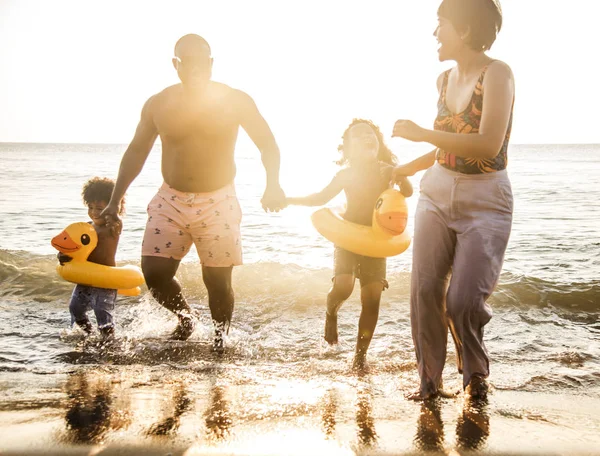Familia Africana Disfrutando Playa — Foto de Stock