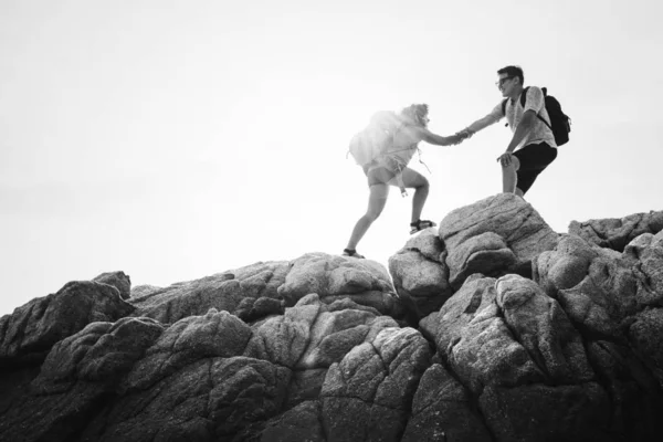 Φίλοι Βοηθώντας Ένας Τον Άλλον Επάνω Ένα Βουνό — Φωτογραφία Αρχείου