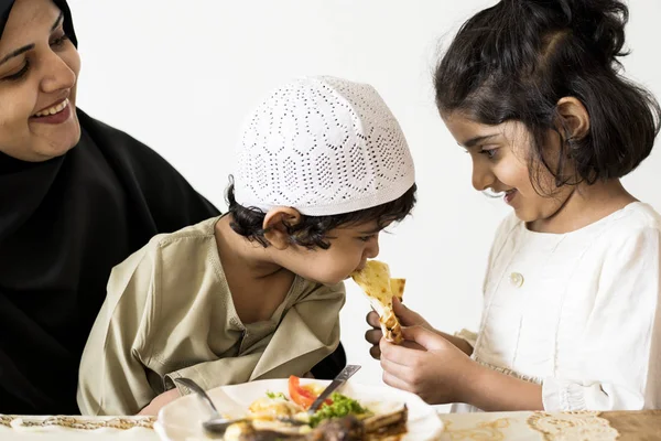 Família Muçulmana Tendo Uma Refeição — Fotografia de Stock