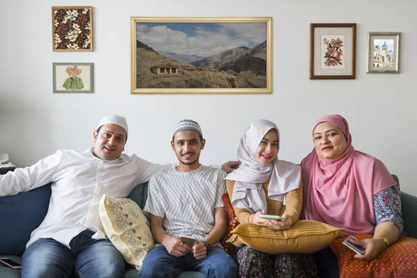 Família Muçulmana Relaxando Casa — Fotografia de Stock