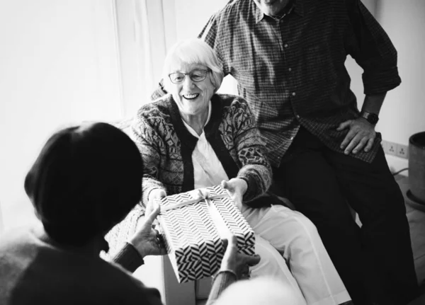 Веселая Пожилая Женщина Получает Подарочную Коробку — стоковое фото