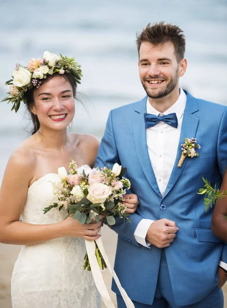 Jong Koppel Een Huwelijksceremonie Het Strand — Stockfoto