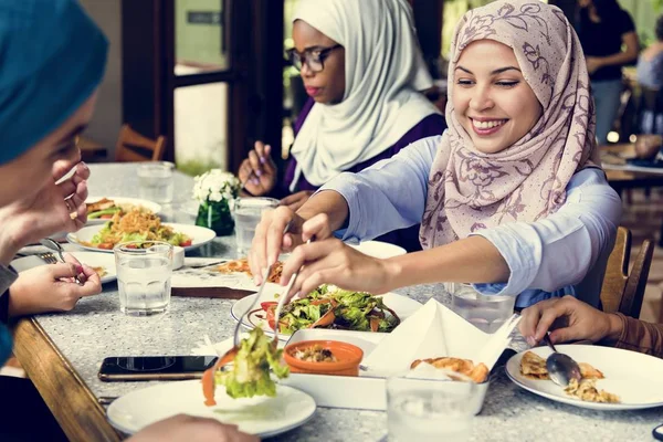 Mujeres Islámicas Amigas Cenando Juntas Con Felicidad — Foto de Stock