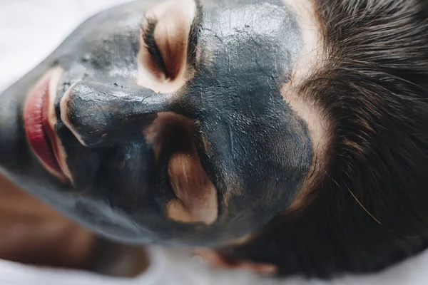 Mulher Relaxante Com Uma Máscara Facial Spa — Fotografia de Stock