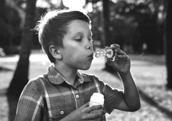 Chlapec Fouká Mýdlové Bubliny Parku Černé Bílé — Stock fotografie