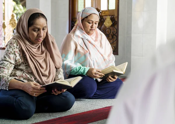 Muslim Membaca Dari Quran — Stok Foto