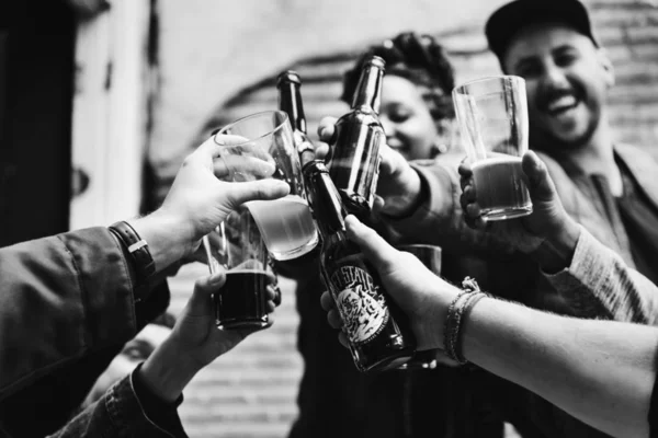 Pessoas Fazendo Brinde Com Cervejas — Fotografia de Stock