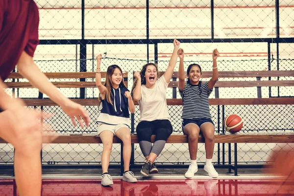 十几岁的女孩欢呼男孩打篮球 — 图库照片