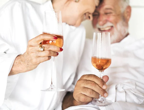 Casal Tendo Prosecco Cama — Fotografia de Stock