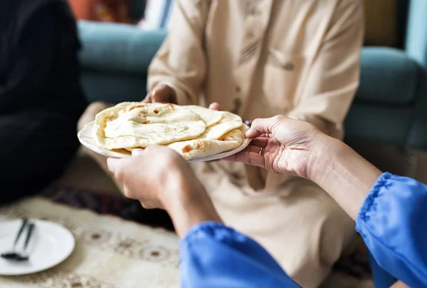 Keluarga Muslim Makan Malam Lantai — Stok Foto