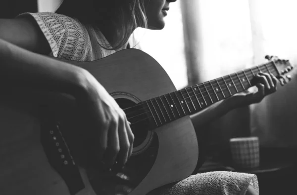 Kız Bir Akustik Gitar Çalmak — Stok fotoğraf