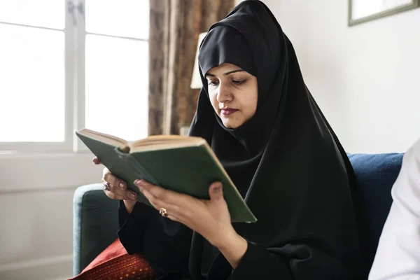 Wanita Muslim Membaca Dari Quran — Stok Foto