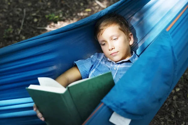Kniha Čtení Chlapce Houpací Síti — Stock fotografie