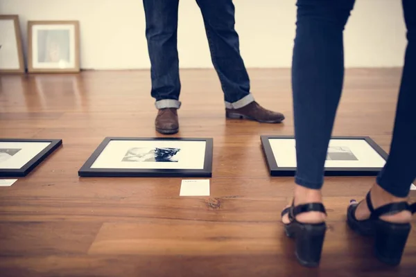 木製の床 オリジナルのフォト フレームが写真植字します — ストック写真