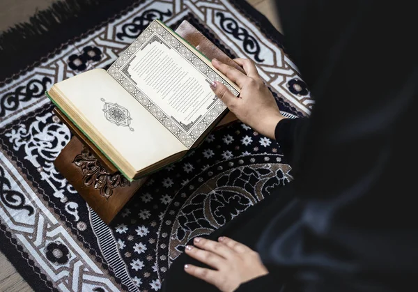 Musliminainen Lukemassa Koraanista — kuvapankkivalokuva