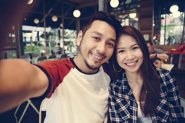 Lyckliga Paret Tar Selfie Tillsammans — Stockfoto