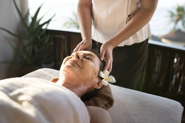 Mujer Terapeuta Mensajes Dando Masaje Spa —  Fotos de Stock