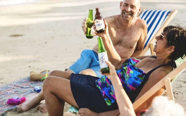 Ältere Freunde Trinken Bier Strand — Stockfoto