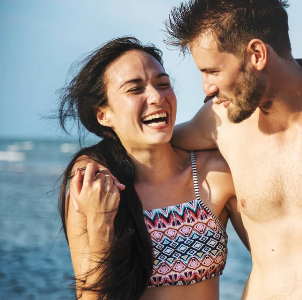 Счастливая Пара Романтическим Моментом Пляже — стоковое фото