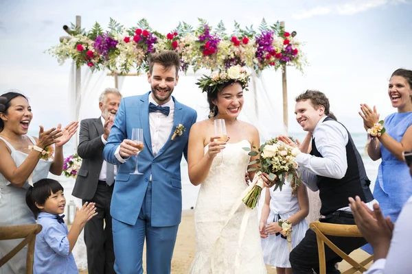若い白人のカップル 結婚式の日 — ストック写真
