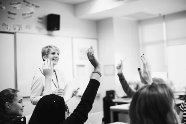 Les Élèves Les Mains Air Répondent Leur Professeur — Photo