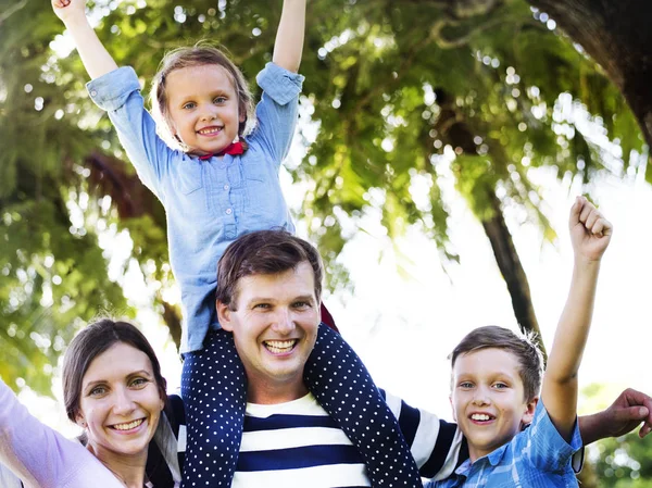 Familia Divirtiéndose Parque Manos Arriba Hija Sentada Sobre Hombros Padre —  Fotos de Stock