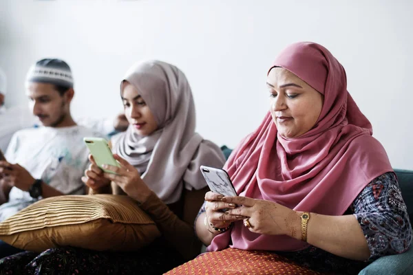 Amigos Muçulmanos Usando Mídias Sociais Telefones — Fotografia de Stock