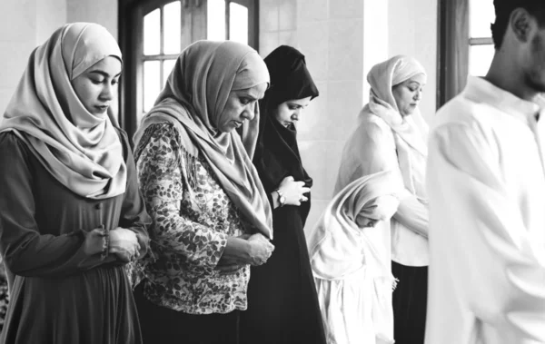 Muslim Berdoa Dalam Postur Qiyaam — Stok Foto